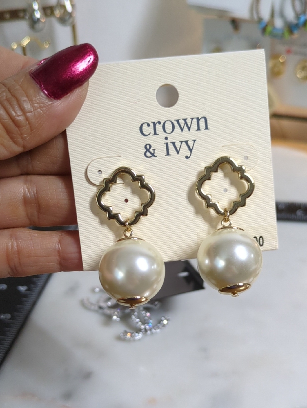 Crown & Ivy Gold Quatrefoil Drop Earrings Cream Pearl